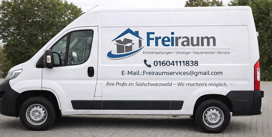 Firmenfahrzeug von Freiraum Dienstleistungen mit Logo, Telefonnummer und Kontaktdaten